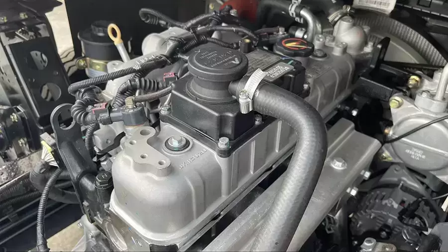 Động cơ ISUZU trên xe tải nhẹ thùng dài 6m3 Teraco